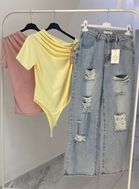 Jeans alta vita con strappi