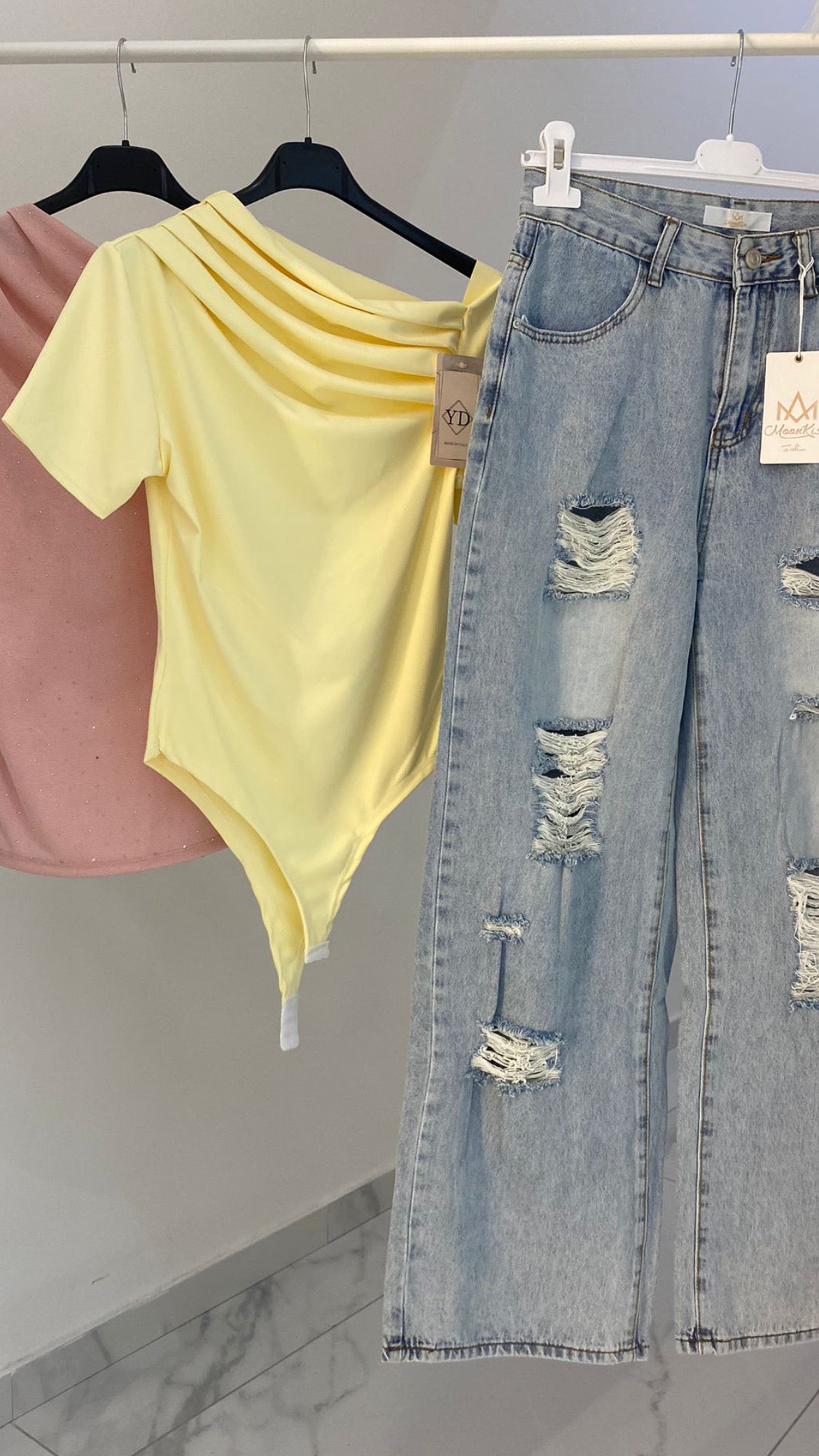 Jeans alta vita con strappi
