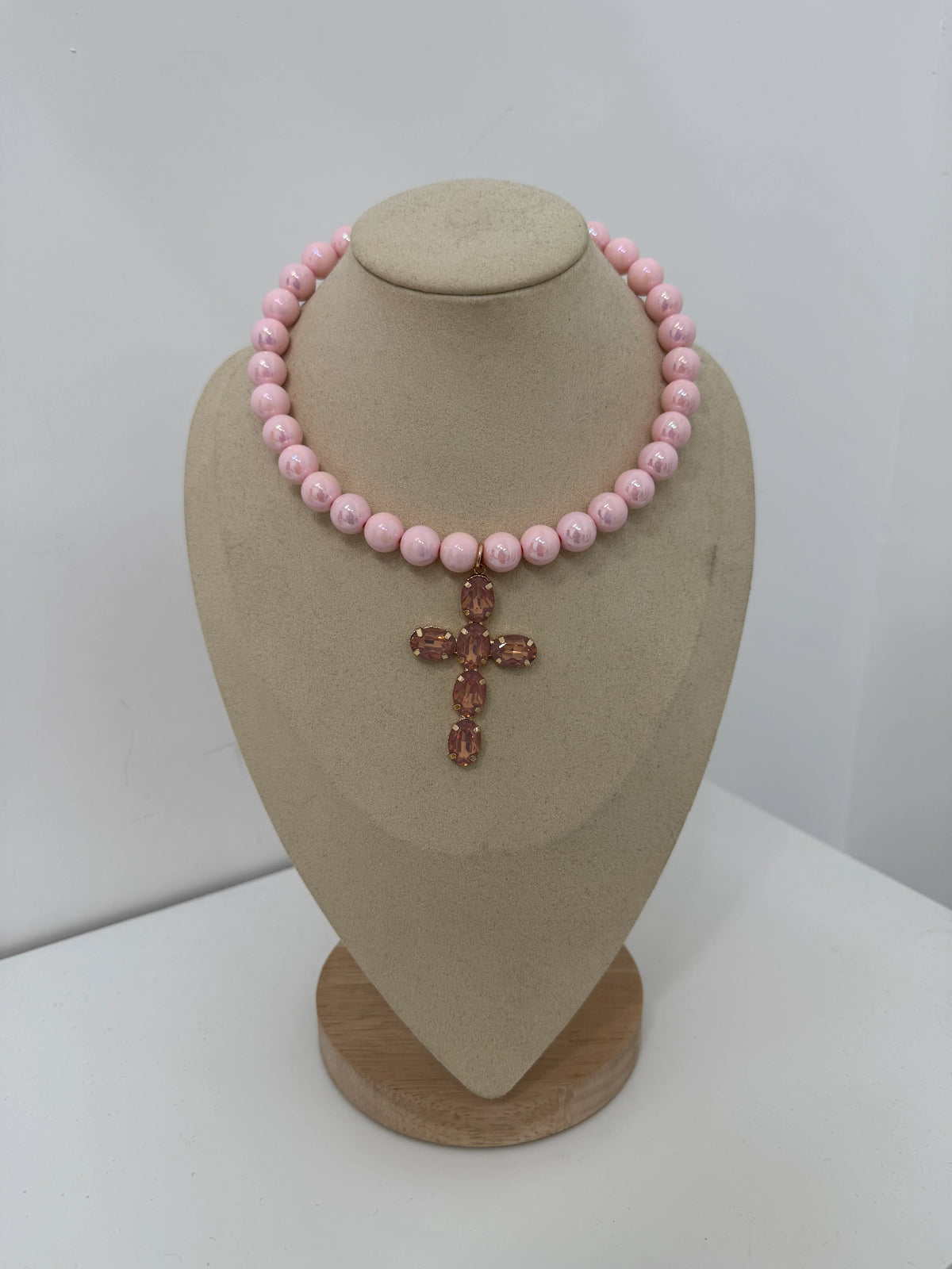Collana rigida con croce rosa